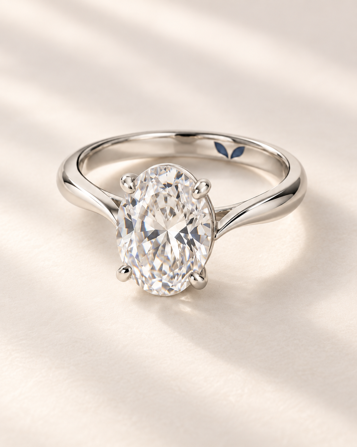 Éclat oval ring — front three-quarter view