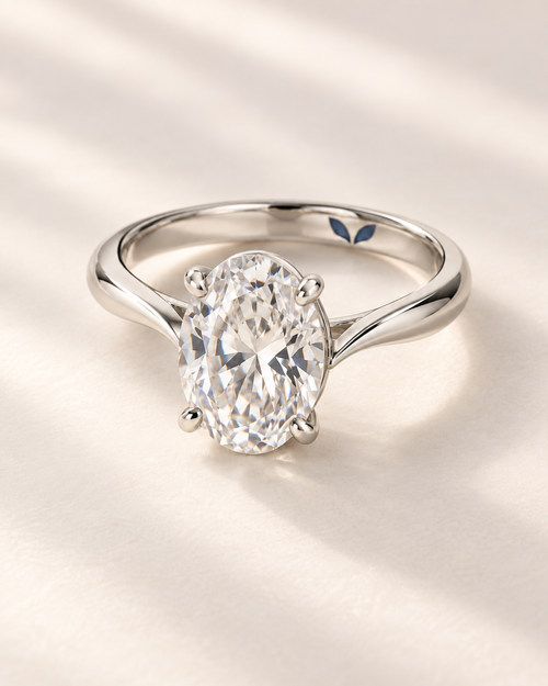 Éclat oval ring — front three-quarter view